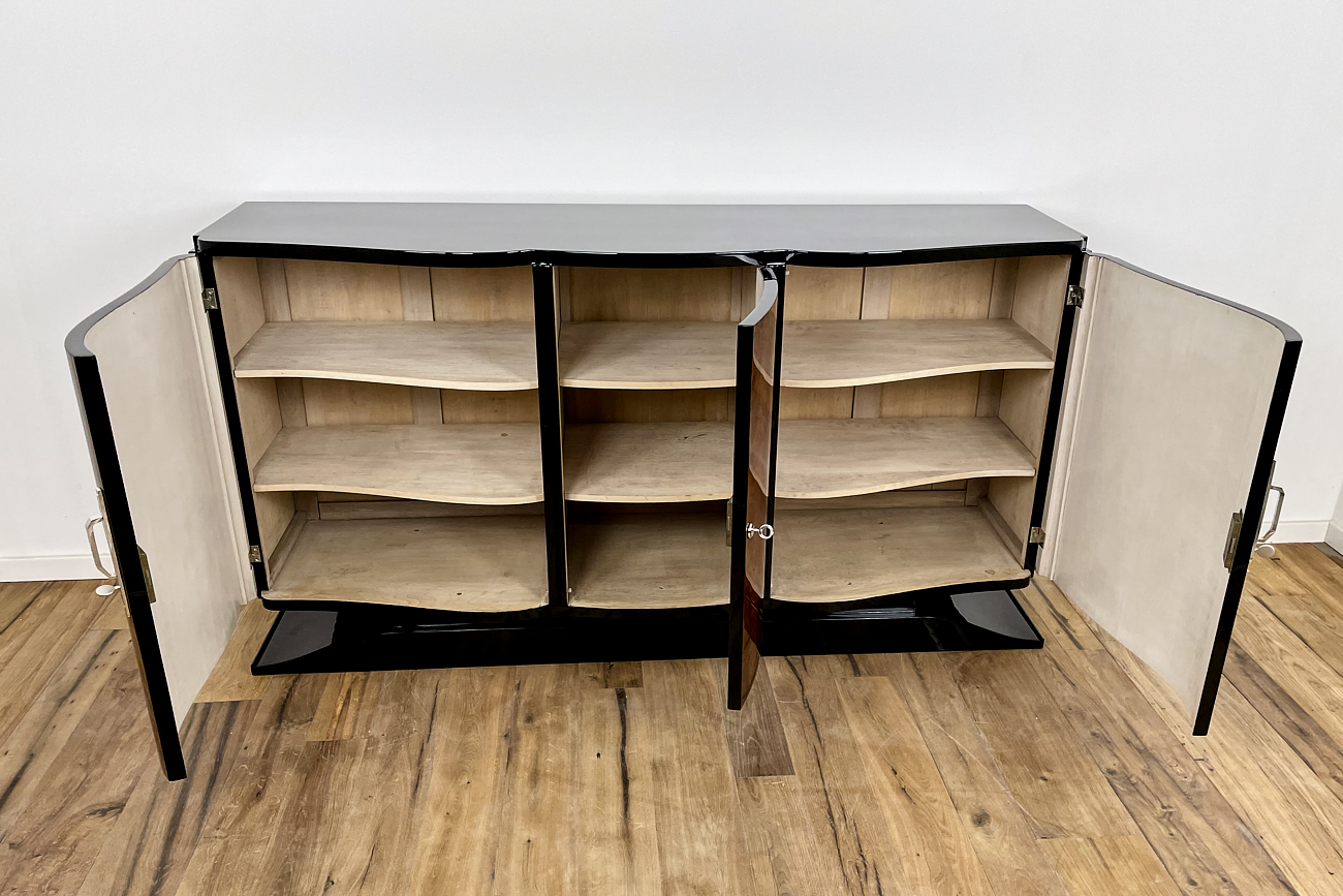 Art Deco Sideboard mit geschwungenen Fronten in kaukasischer Nuss aus Frankreich um 1930