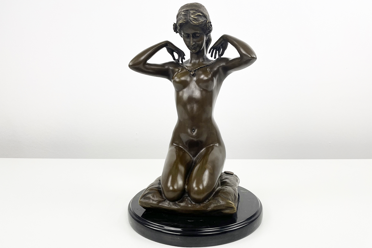 Schöne Bronzefigur nach Paul Ponsard - Die Halskette