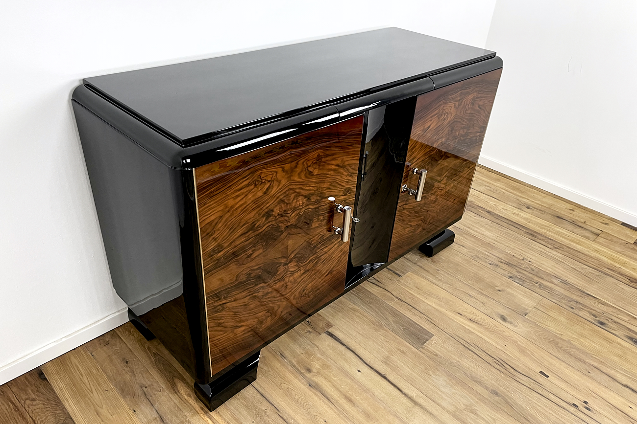 Art Deco Sideboard aus Deutschland um 1930 mit wundervollem Furnierbild in Kaukasischer-Nuss