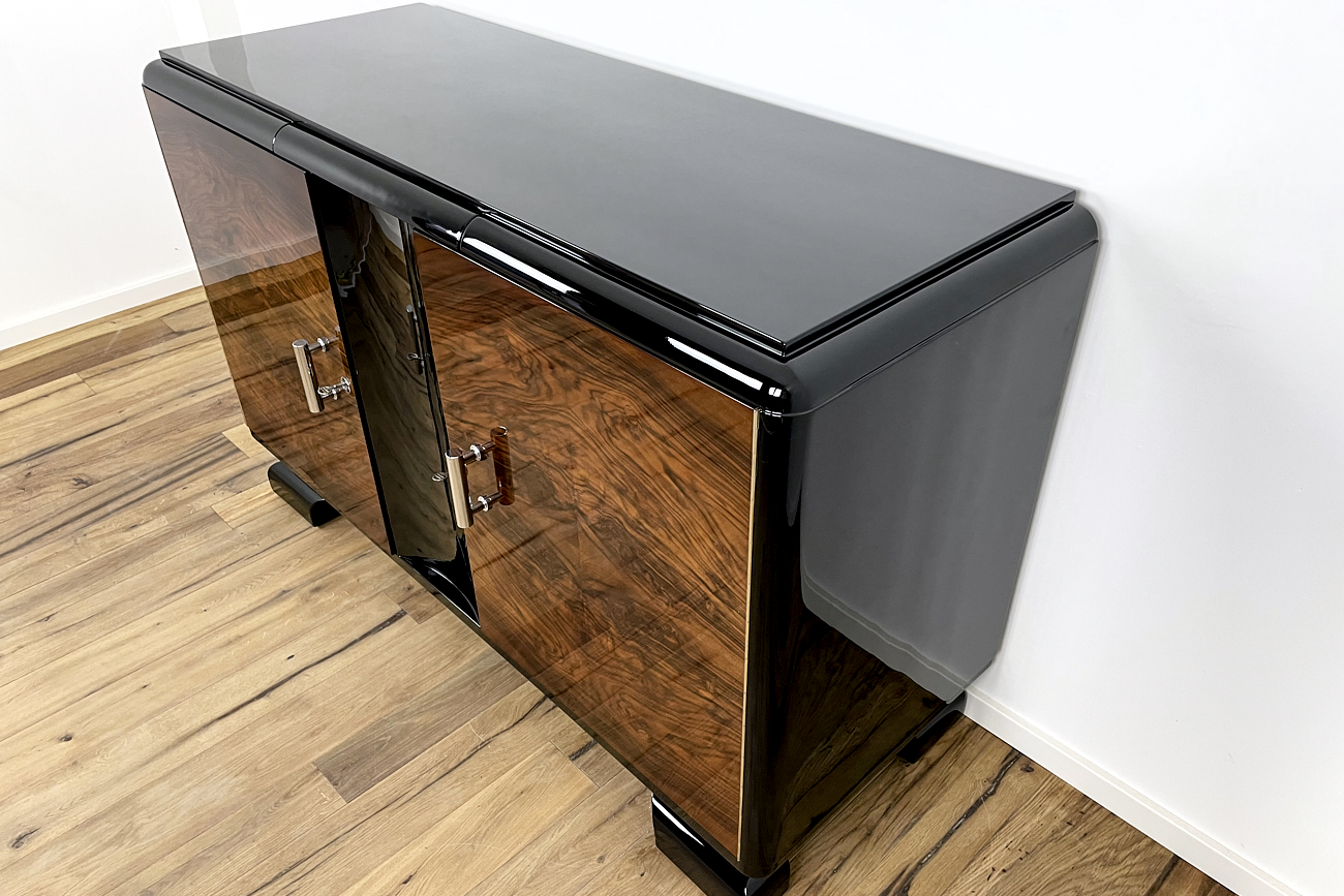 Art Deco Sideboard aus Deutschland um 1930 mit wundervollem Furnierbild in Kaukasischer-Nuss