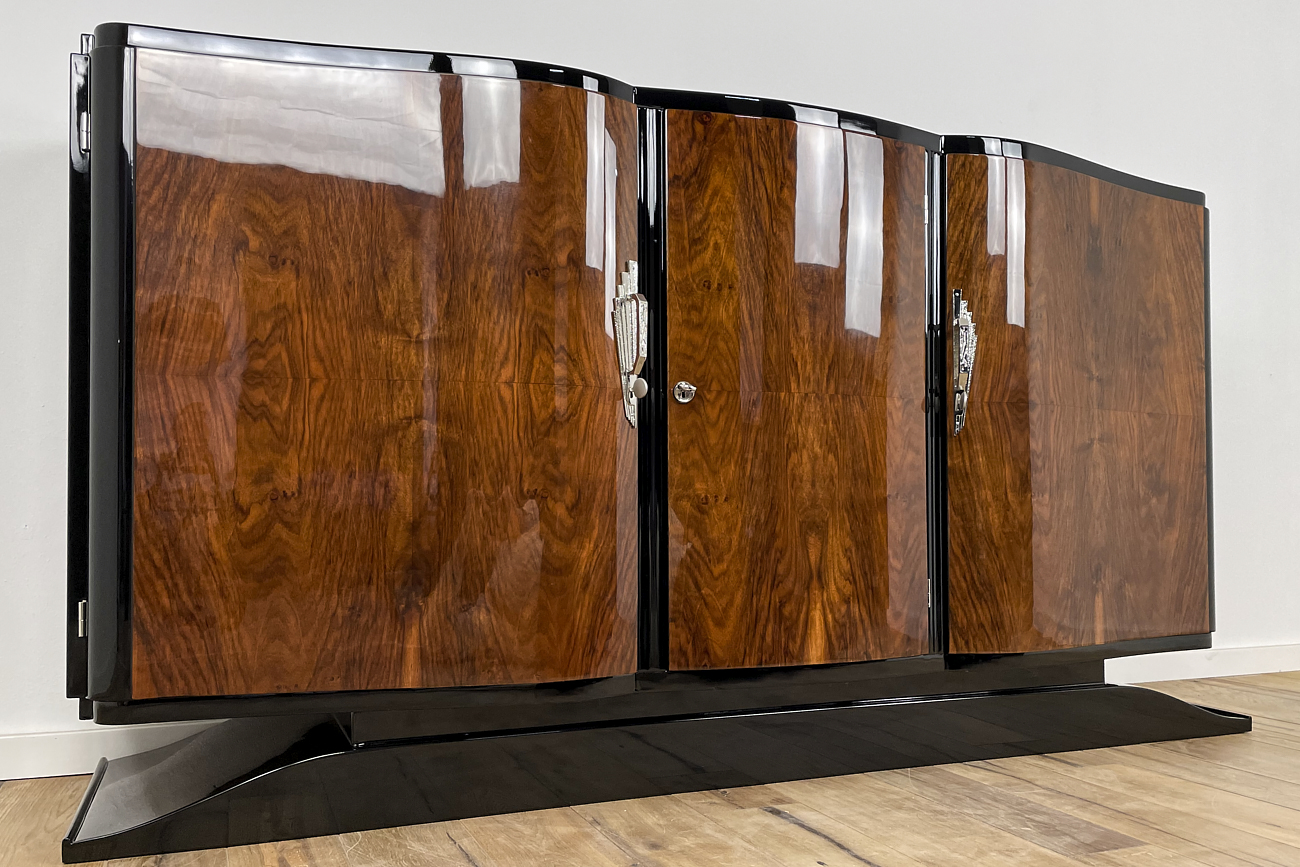 Art Deco Sideboard mit geschwungenen Fronten in kaukasischer Nuss aus Frankreich um 1930