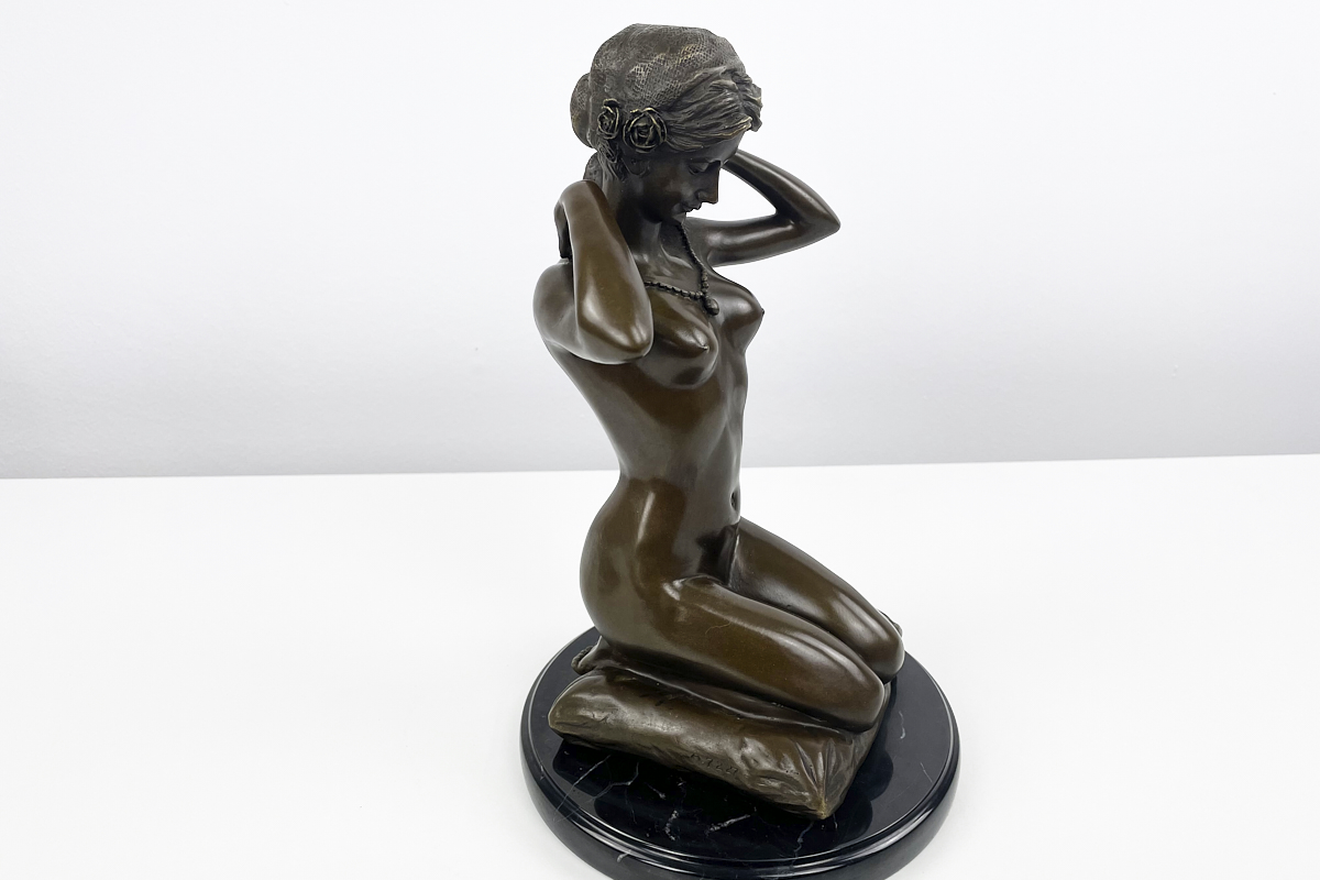 Schöne Bronzefigur nach Paul Ponsard - Die Halskette