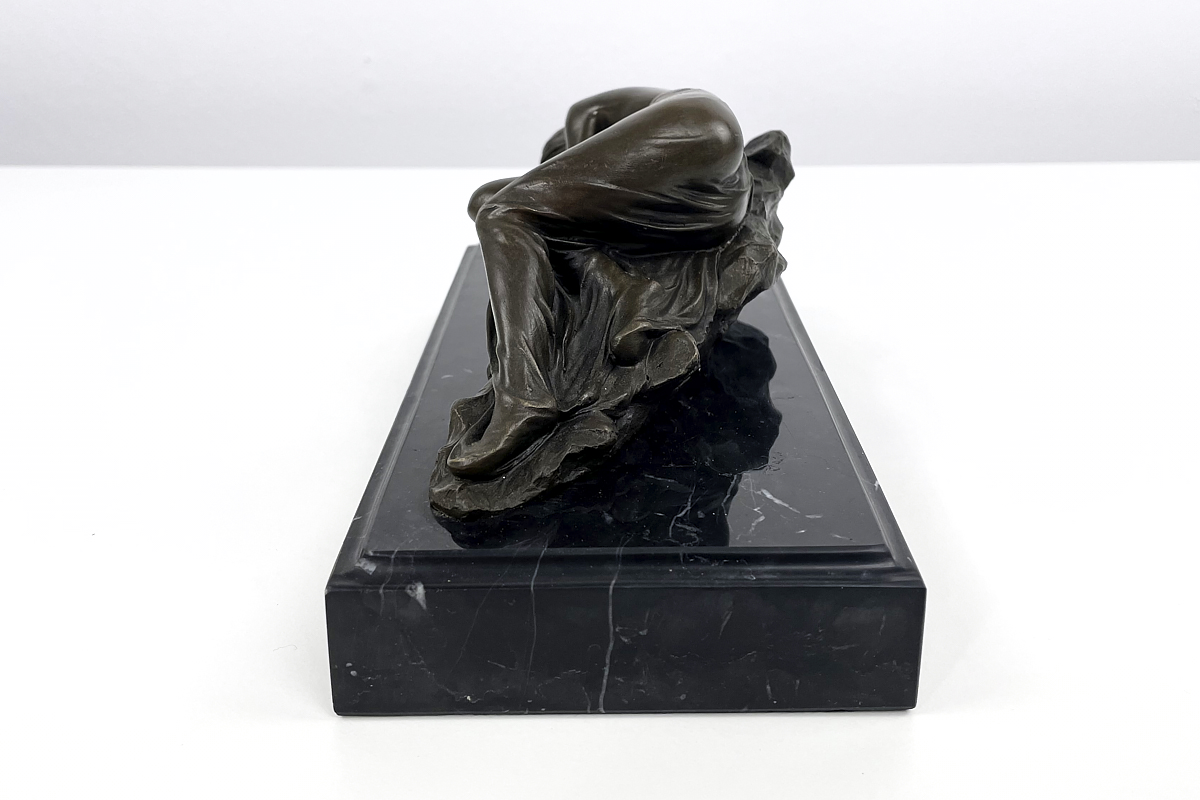 Bronzefigur die schlafende Frau 