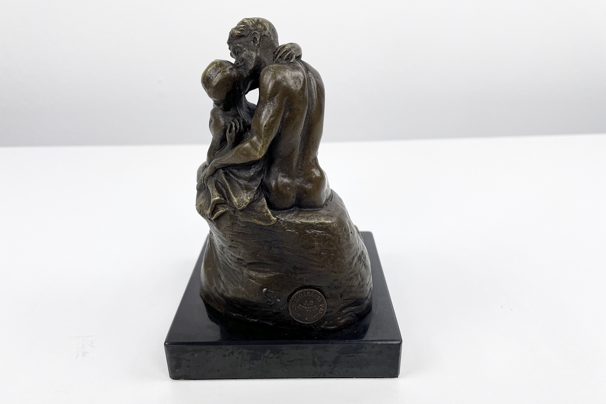 "Der Kuss" Bronzefigur im Art Deco Stil 