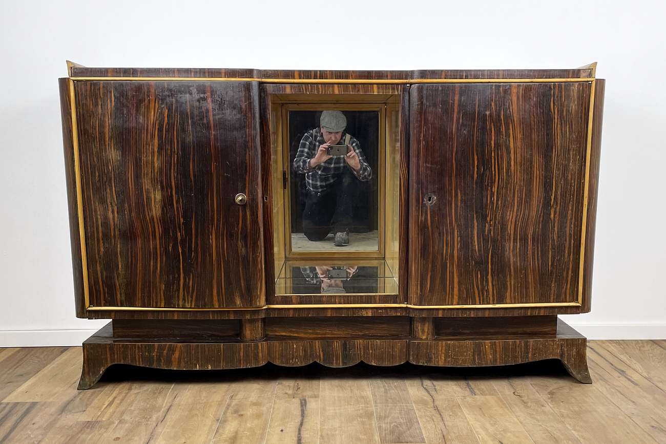 Art Deco Sideboard in Makassar mit verspiegeltem Vitrinenfach