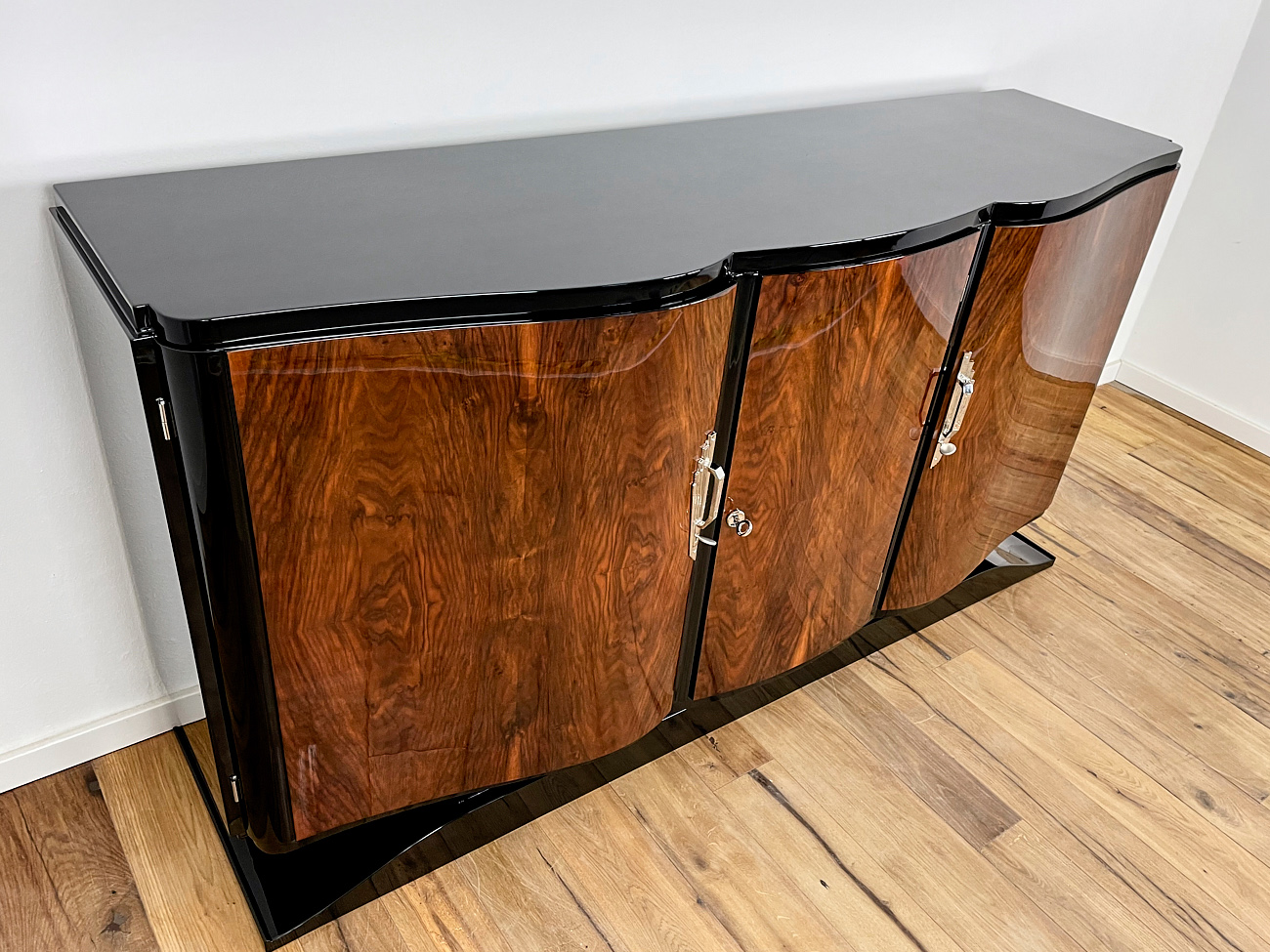 Art Deco Sideboard mit geschwungenen Fronten in kaukasischer Nuss aus Frankreich um 1930