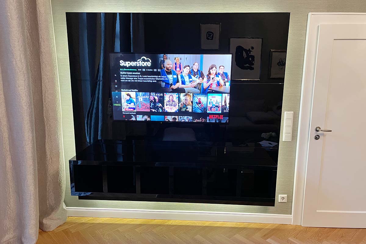 TV-Wand in Hochglanz-schwarz lackiert - Klavierlack