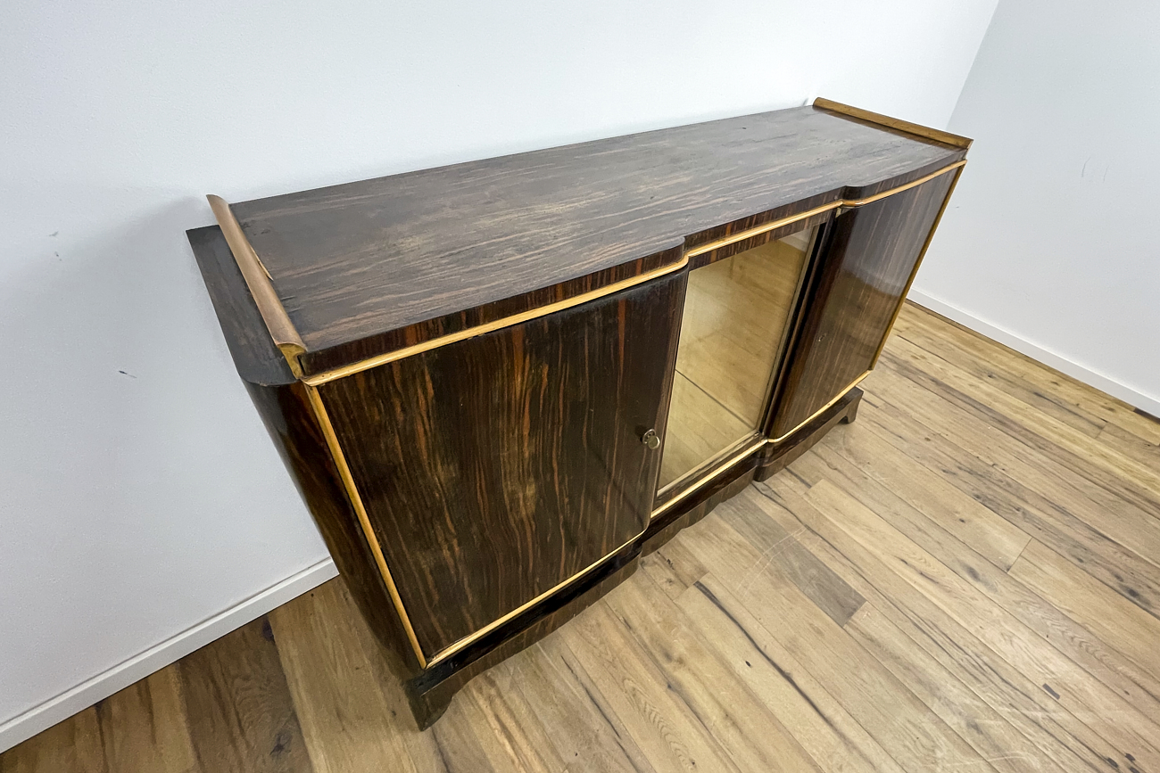 Art Deco Sideboard in Makassar mit verspiegeltem Vitrinenfach