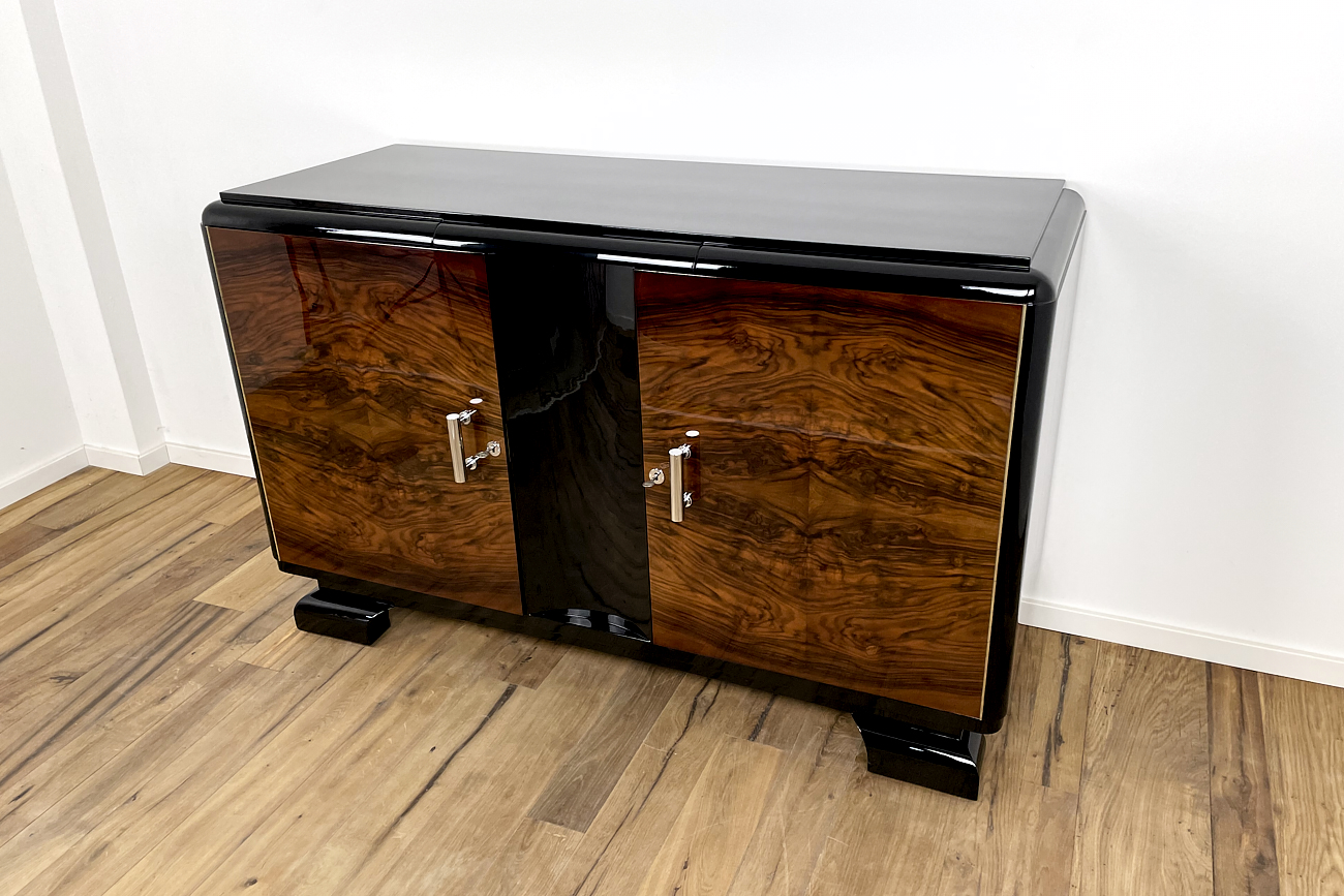 Art Deco Sideboard aus Deutschland um 1930 mit wundervollem Furnierbild in Kaukasischer-Nuss