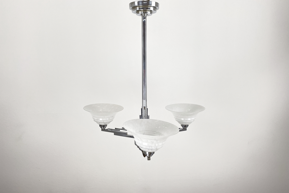 Art Deco Lampe Frankreich um 1925 Chrom gestufte Form mit weissem Glas 