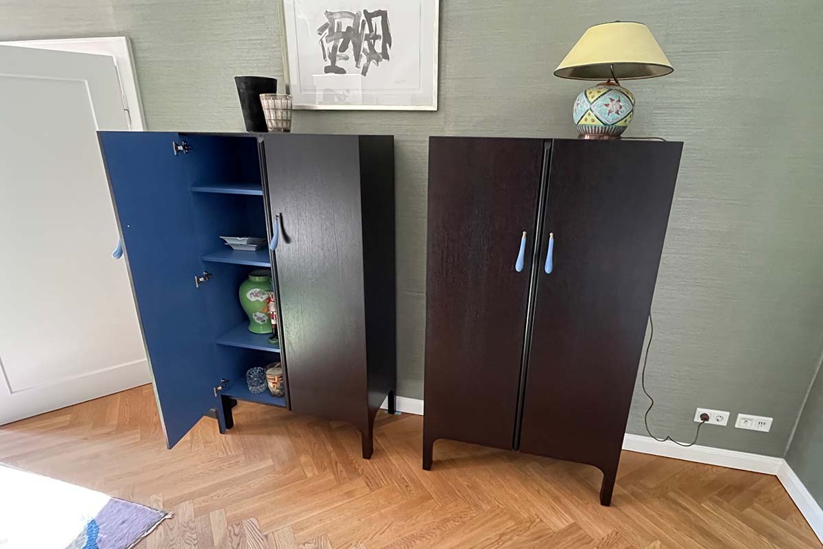 Kommoden in dunkler Eiche und Fernblau - Designmöbel