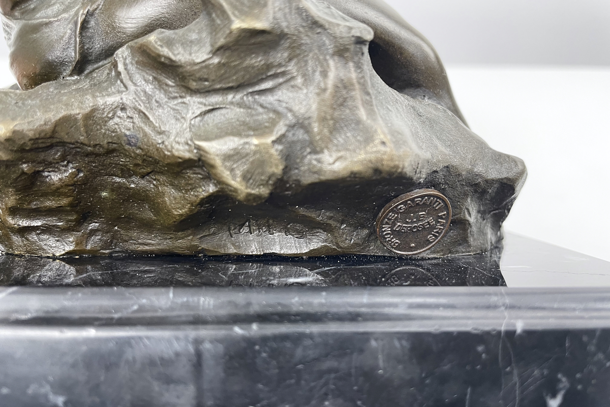 Bronzefigur die schlafende Frau 