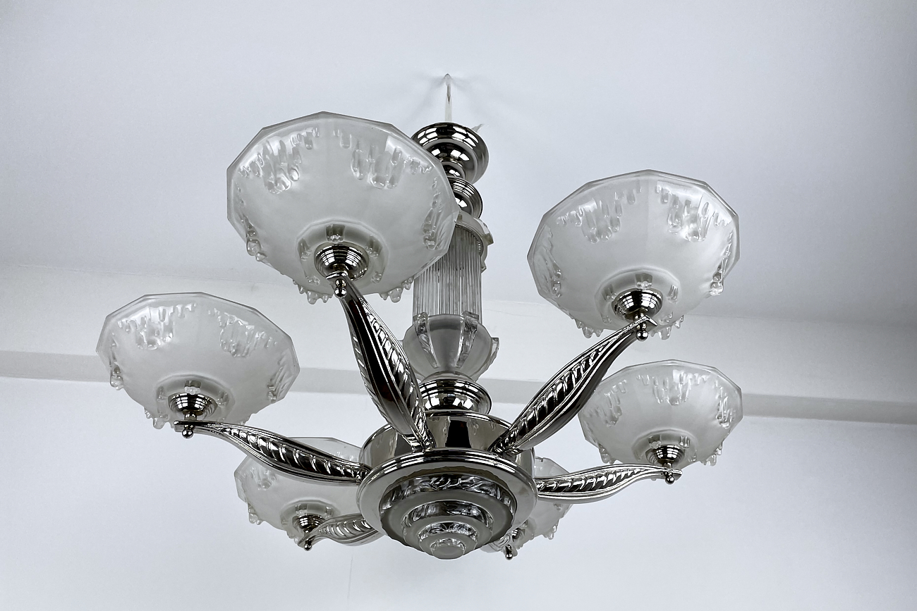Art Deco Deckenleuchte / Kronleuchter mit Glas Frankreich um 1925, neu verchromt