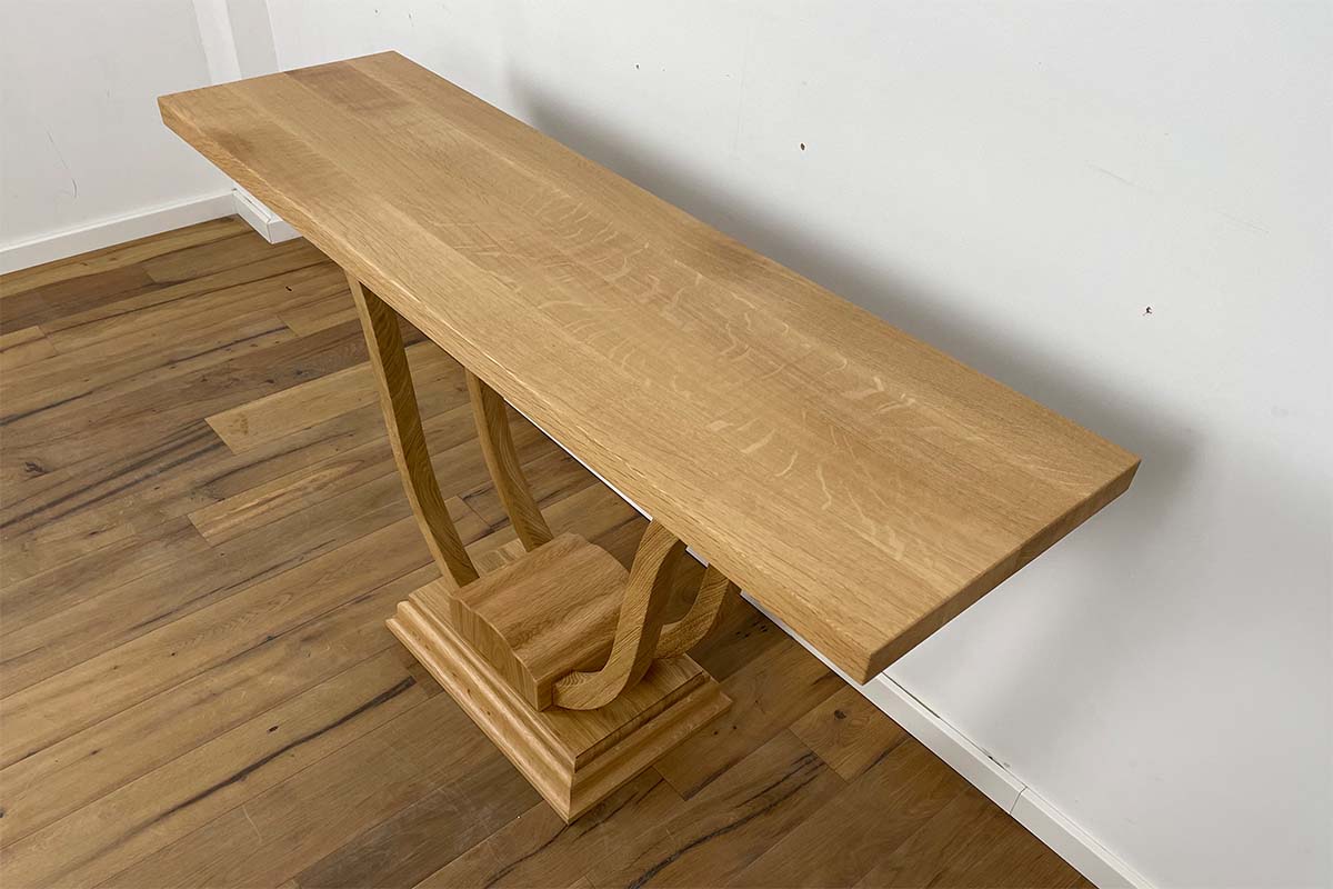 Art Deco Stil-Konsole mit filigranen geschwungenen Beinen in Eiche