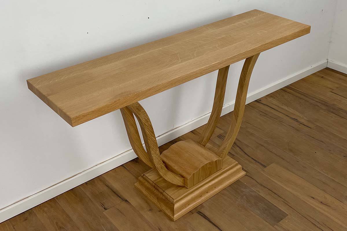 Art Deco Stil-Konsole mit filigranen geschwungenen Beinen in Eiche