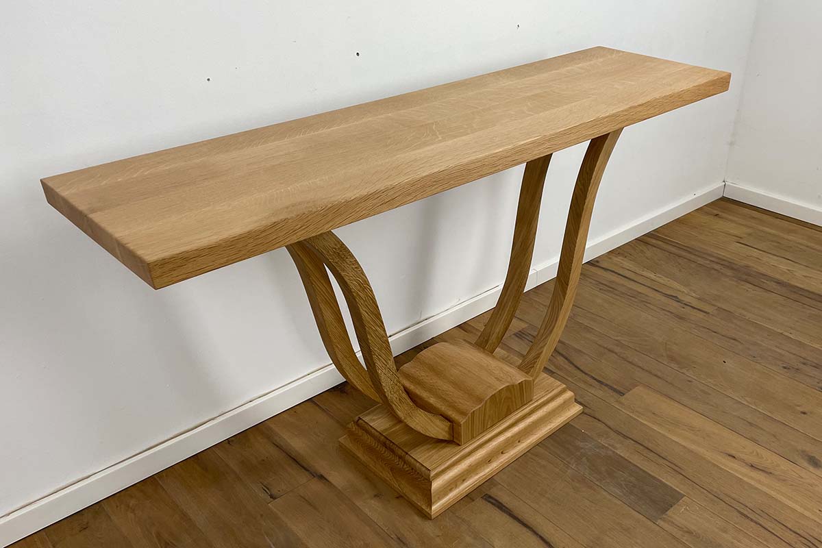 Art Deco Stil-Konsole mit filigranen geschwungenen Beinen in Eiche